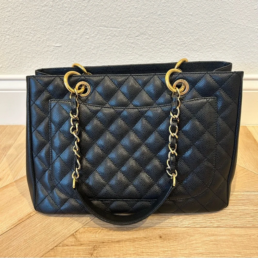 Iconic CHANEL Grand Shopping Tote in black caviar leather with gold hardware - Picture 6 of 17